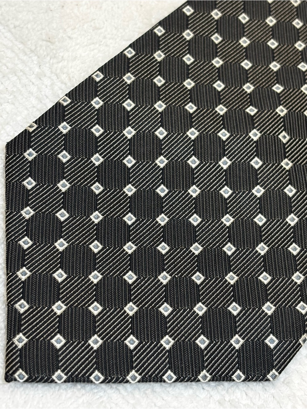 Brand New Stylish Tie By Bergamo New York